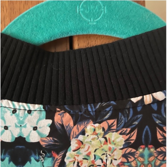 XL Floral bomber jacket. Very lightweight w pockets. Elastic cuffs & waist. EUC - Picture 8 of 9